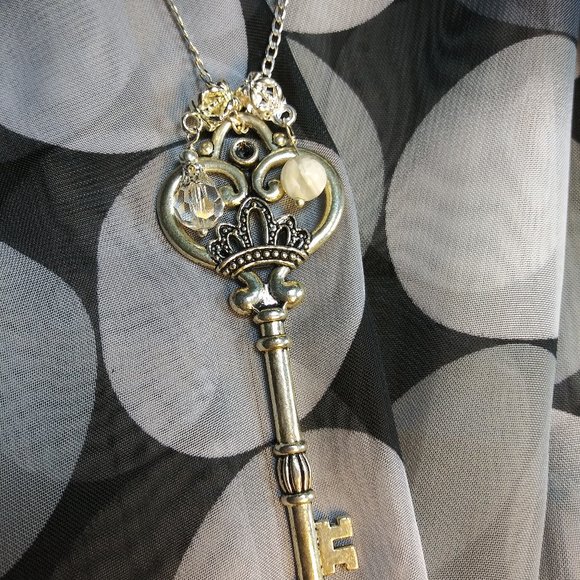 335 jeaniemade Crown Key Necklace - Picture 2 of 3